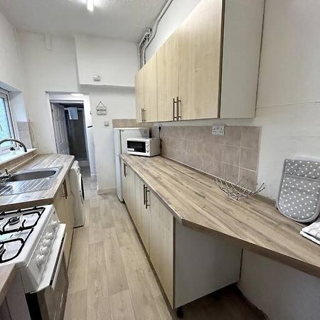 Bright Home From Home Stoke-on-Trent Екстериор снимка