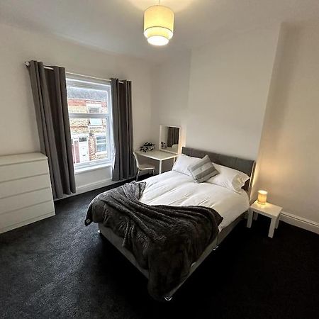 Bright Home From Home Stoke-on-Trent Екстериор снимка