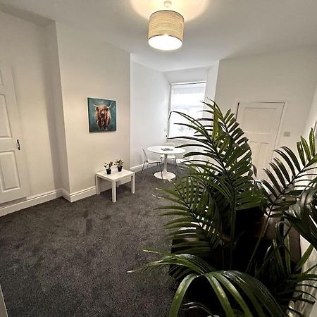 Bright Home From Home Stoke-on-Trent Екстериор снимка
