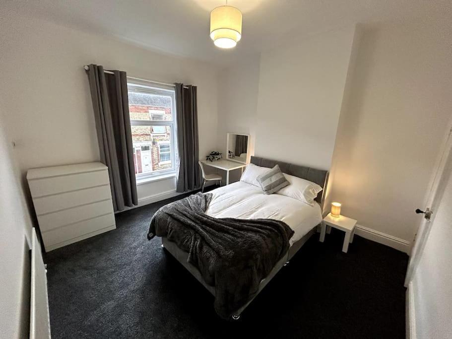 Bright Home From Home Stoke-on-Trent Екстериор снимка