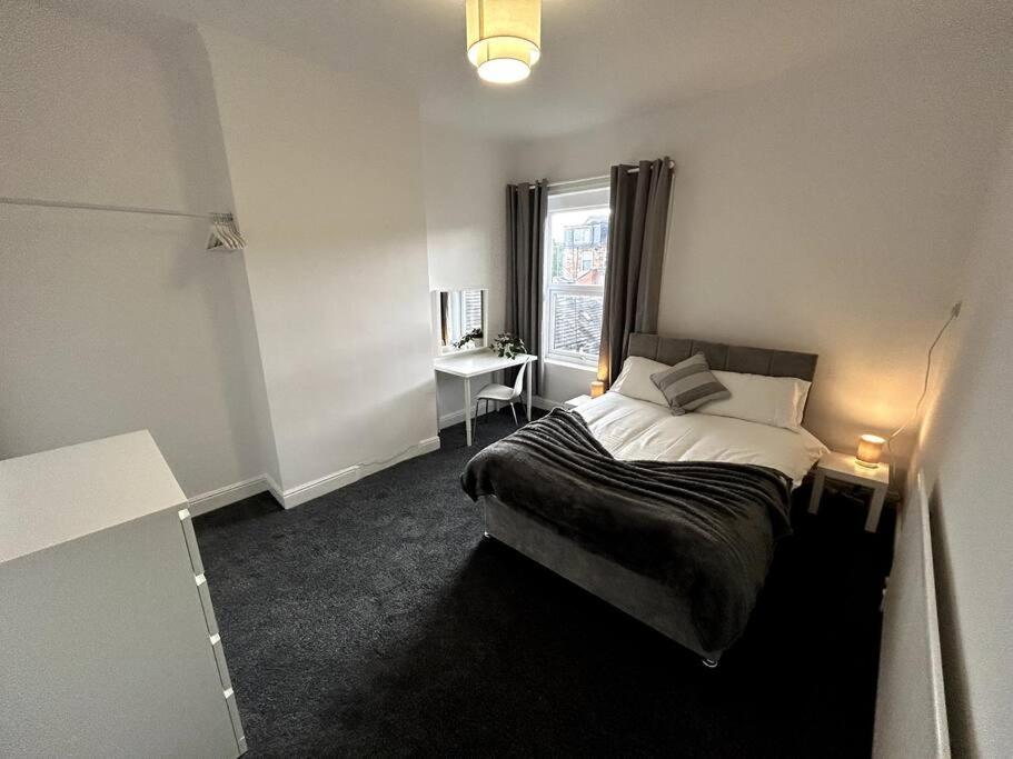 Bright Home From Home Stoke-on-Trent Екстериор снимка
