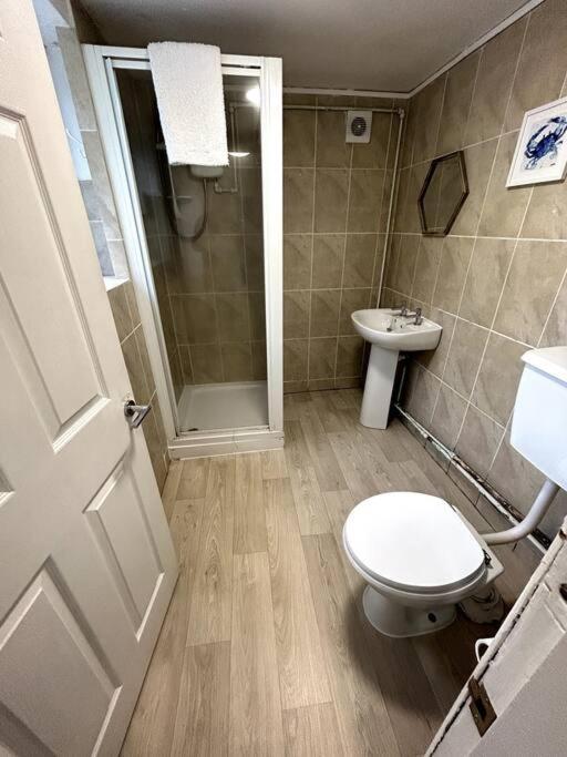 Bright Home From Home Stoke-on-Trent Екстериор снимка