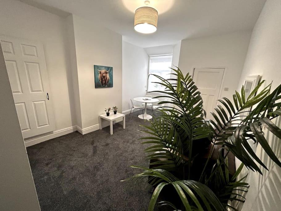 Bright Home From Home Stoke-on-Trent Екстериор снимка