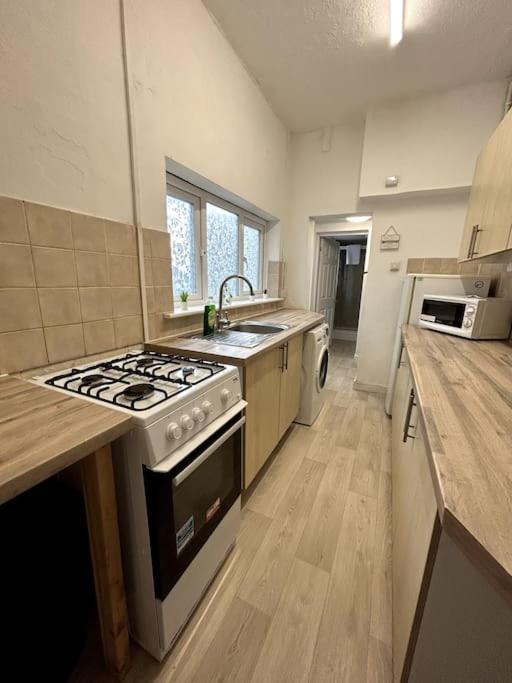 Bright Home From Home Stoke-on-Trent Екстериор снимка